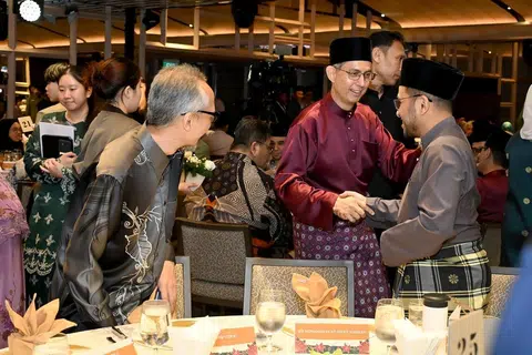 Antara pengumuman Pemangku Menteri Bertanggungjawab bagi Ehwal Masyarakat Islam, Profesor Madya Dr Muhammad Faishal Ibrahim (tengah), di Perjumpaan Hari Raya Menteri di Hotel Parkroyal Collection Marina Bay pada 10 April ialah program kepimpinan baru bagi asatizah. Beliau dilihat bersama Mufti Dr Nazirudin Mohd Nasir (kanan).