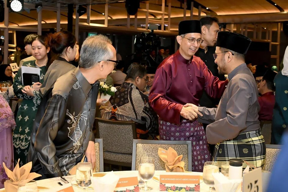 Antara pengumuman Pemangku Menteri Bertanggungjawab bagi Ehwal Masyarakat Islam, Profesor Madya Dr Muhammad Faishal Ibrahim (tengah), di Perjumpaan Hari Raya Menteri di Hotel Parkroyal Collection Marina Bay pada 10 April ialah program kepimpinan baru bagi asatizah. Beliau dilihat bersama Mufti Dr Nazirudin Mohd Nasir (kanan).