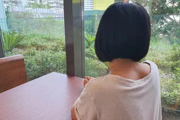 KONGSI KISAH UNTUK BANTU MANGSA LAIN: Cik Sofia Abdullah (bukan nama sebenar), seorang mangsa penderaan seksual kanak-kanak, menulis kisah hidupnya dalam buku bahasa Inggeris bertajuk 'The Years of Forgetting'. Beliau berharap buku itu dapat memupuk kesedaran tentang isu penderaan kanak-kanak serta membantu mangsa lain yang menghadapi penderitaan yang sama. - Foto BM oleh NUR ADILAH MAHBOB