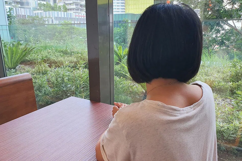 KONGSI KISAH UNTUK BANTU MANGSA LAIN: Cik Sofia Abdullah (bukan nama sebenar), seorang mangsa penderaan seksual kanak-kanak, menulis kisah hidupnya dalam buku bahasa Inggeris bertajuk 'The Years of Forgetting'. Beliau berharap buku itu dapat memupuk kesedaran tentang isu penderaan kanak-kanak serta membantu mangsa lain yang menghadapi penderitaan yang sama. - Foto BM oleh NUR ADILAH MAHBOB