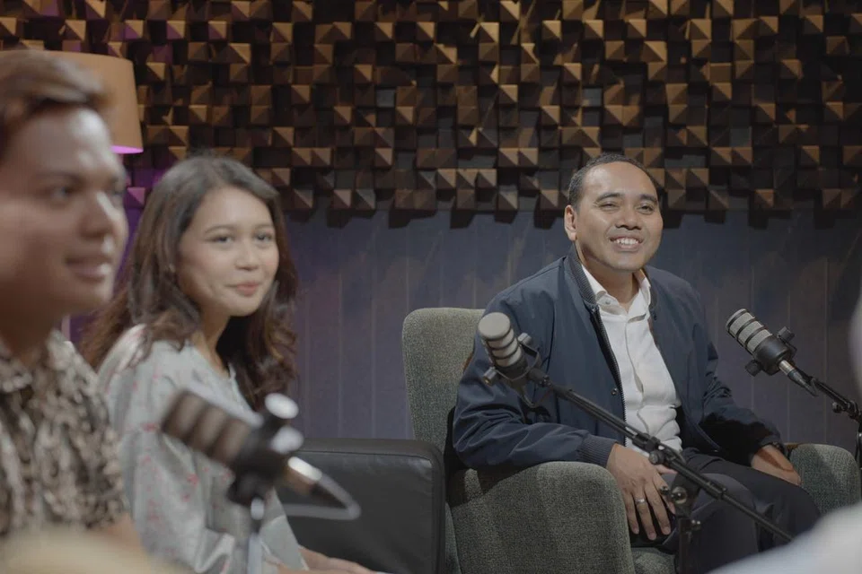 (Dari kanan) Pengerusi Bulan Bahasa 2024, Encik Zhulkarnain Abdul Rahim, merupakan antara tetamu bersama belia yang aktif dalam Bulan Bahasa 2024, Cik Putri Nish dan Encik Muhammad Farish Jasni, dalam podcast NoTapis kali ini.
