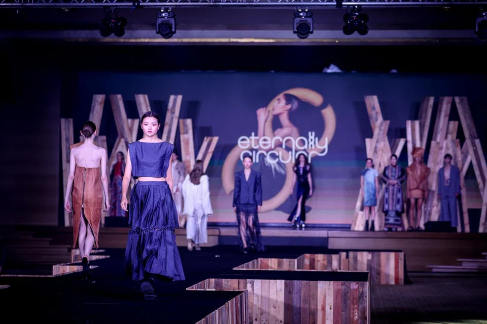 Dianjurkan sempena Gala Majlis Fesyen Singapura 2024 di The Ritz Carlton pada 4 Oktober, edisi ketujuh ‘Singapore Stories’ menampilkan 36 rekaan fesyen mampan oleh 12 pereka fesyen dari lapan negara termasuk Jepun, Indonesia dan Malaysia.