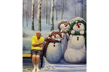 'MENGGIGIL KESEJUKAN': ESM Goh Chok Tong memuatnaikkan gambar beliau 'menggigil' di samping tiga 'snowman' di laman Facebooknya Isnin lalu. - Foto FACEBOOK MPARADER