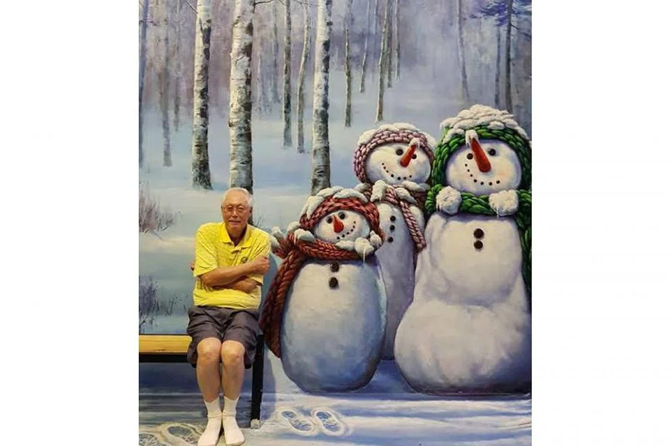 'MENGGIGIL KESEJUKAN': ESM Goh Chok Tong memuatnaikkan gambar beliau 'menggigil' di samping tiga 'snowman' di laman Facebooknya Isnin lalu. - Foto FACEBOOK MPARADER