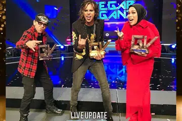 TIGA TERBAIK DI PENTAS GV7: Cliff Umar (tengah) dinobatkan sebagai juara di luar dugaan ramai manakala Muss (kiri) di tangga kedua dan Ayu berada di tempat ketiga pertandingan Gegar Vaganza 7 (GV7). - Foto ASTRO GEMPAK