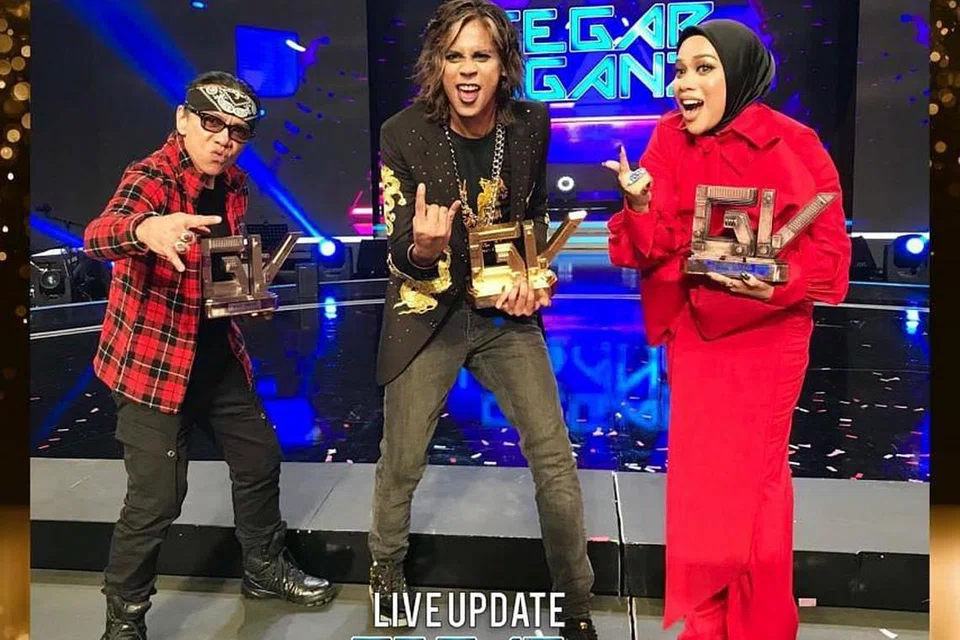 TIGA TERBAIK DI PENTAS GV7: Cliff Umar (tengah) dinobatkan sebagai juara di luar dugaan ramai manakala Muss (kiri) di tangga kedua dan Ayu berada di tempat ketiga pertandingan Gegar Vaganza 7 (GV7). - Foto ASTRO GEMPAK