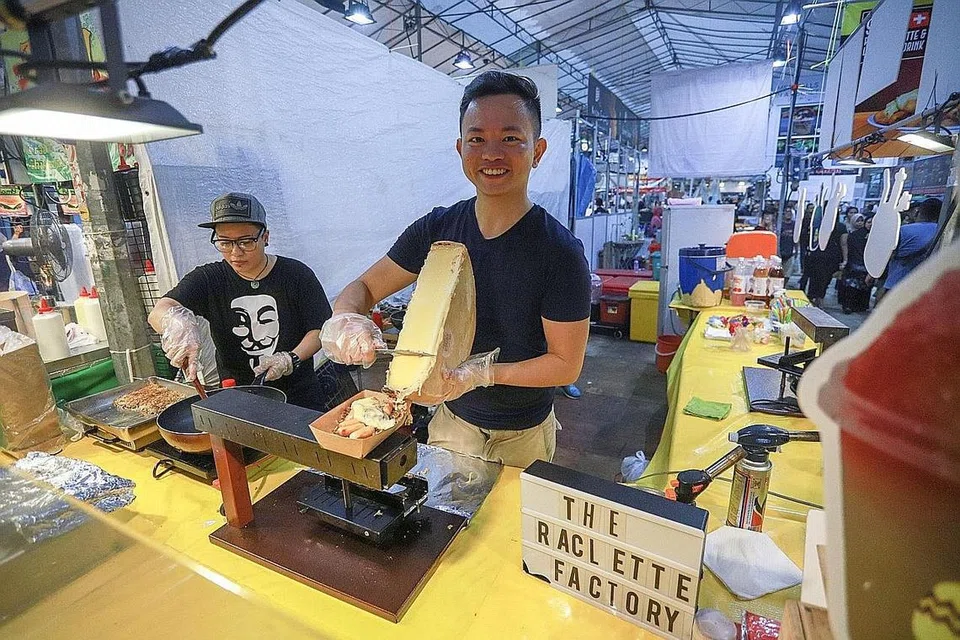 MAKANAN UNIK: Encik Edward Koh ketika menyediakan hidangan yang menggunakan keju raclette. - Foto BM oleh IQBAL FAIZAL