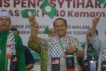 YAKIN MENANG: Datuk Seri Dr Ahmad Samsuri Mokhtar diramal menang mudah bagi mengekalkan kerusi Parlimen Kemaman dalam pilihan raya kecil pada 2 Disember.