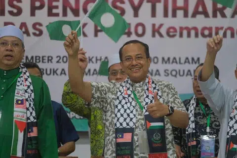 YAKIN MENANG: Datuk Seri Dr Ahmad Samsuri Mokhtar diramal menang mudah bagi mengekalkan kerusi Parlimen Kemaman dalam pilihan raya kecil pada 2 Disember.