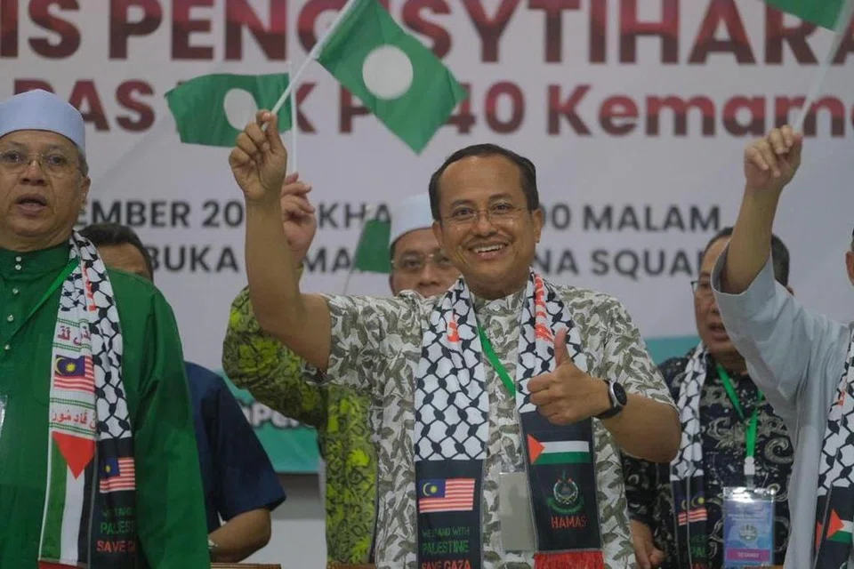 YAKIN MENANG: Datuk Seri Dr Ahmad Samsuri Mokhtar diramal menang mudah bagi mengekalkan kerusi Parlimen Kemaman dalam pilihan raya kecil pada 2 Disember.