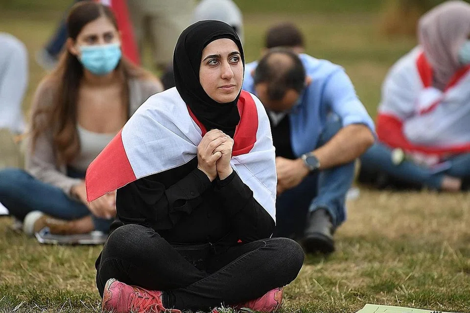 SIMPATI MASYARAKAT DUNIA: Sebilangan penduduk London berkumpul di Taman Kensington untuk melahirkan simpati dan sokongan kepada mangsa letupan di Beirut. - Foto EPA-EFE