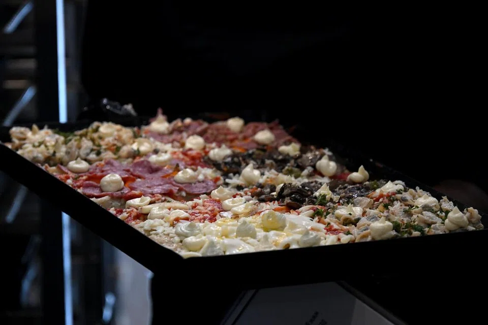 Piza ‘sourdough’ dibakar dengan minyak zaitun. Setiap kepingan rangup dengan bahagian dalam yang ringan dan gebu. 