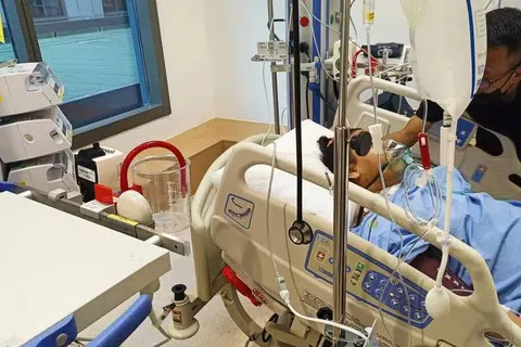 Ekoran keadaan kesihatan yang mencabar, lumrah bagi pasangan itu keluar masuk hospital atau perlu ke pusat dialisis untuk rawatan.