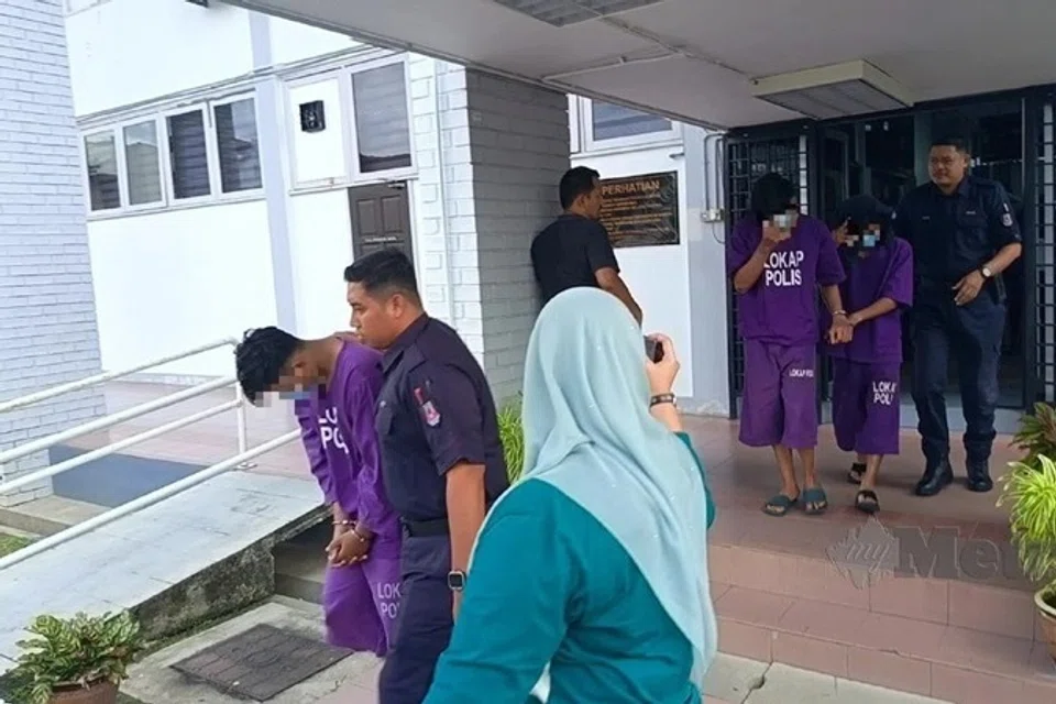 Mahkamah Majistret membenarkan jaminan RM1,500 setiap seorang kepada lima remaja yang ditahan selepas terbabit dalam kejadian tular mereka menunggang motosikal secara berbahaya serta menghalang laluan ambulans.