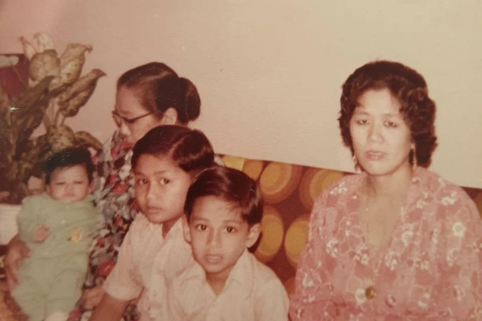 RAMBUT KERITING ALA BUDAYA CINA: Allahyarhamha Cik Jalaihamah Abdul Kareem (kanan) gemar mengikut trend rambut seperti kaum Cina sempena Hari Raya pada waktu mudanya dulu.