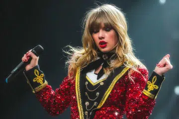 JADI KEGILAAN: Taylor Swift menarik perhatian baru-baru ini setelah lebih sejuta peminatnya di rantau ini berebut untuk mendapatkan tiket konsertnya di sini.