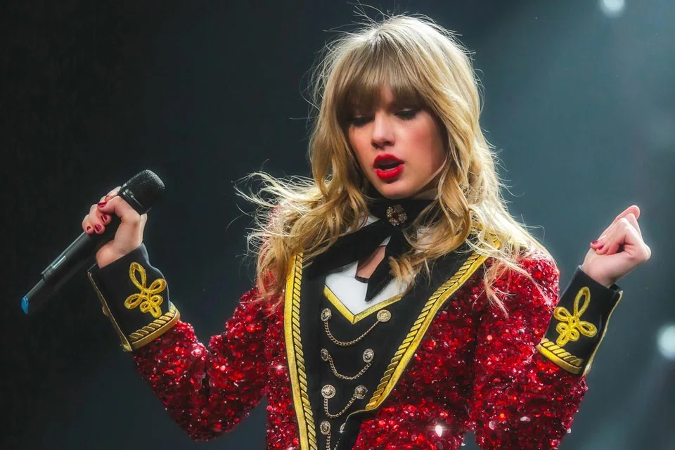 JADI KEGILAAN: Taylor Swift menarik perhatian baru-baru ini setelah lebih sejuta peminatnya di rantau ini berebut untuk mendapatkan tiket konsertnya di sini.