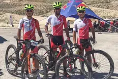 PELAPIS BERBAKAT: (Dari kiri) Encik Riyadh Hakim dan Encik Arfan Faisal bersama jurulatih Encik Junaidi Hashim (tengah) mewakili negara untuk 'Asian Mountainbike Continental Championships' di Mont-Liban, Lebanon, Julai lalu. - Foto TEAM AWANO (IG)