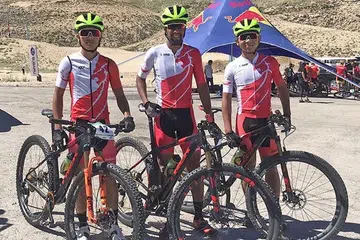 PELAPIS BERBAKAT: (Dari kiri) Encik Riyadh Hakim dan Encik Arfan Faisal bersama jurulatih Encik Junaidi Hashim (tengah) mewakili negara untuk 'Asian Mountainbike Continental Championships' di Mont-Liban, Lebanon, Julai lalu. - Foto TEAM AWANO (IG)