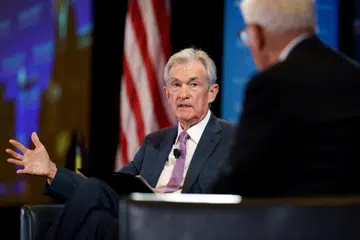 Pengerusi Lembaga Simpanan Federal (Fed), Encik Jerome Powell (kiri), berasa ada laluan untuk menurunkan inflasi kembali kepada matlamat 2 peratus secara berterusan tanpa perlu menanggung “rasa sakit dalam pasaran tenaga kerja”.