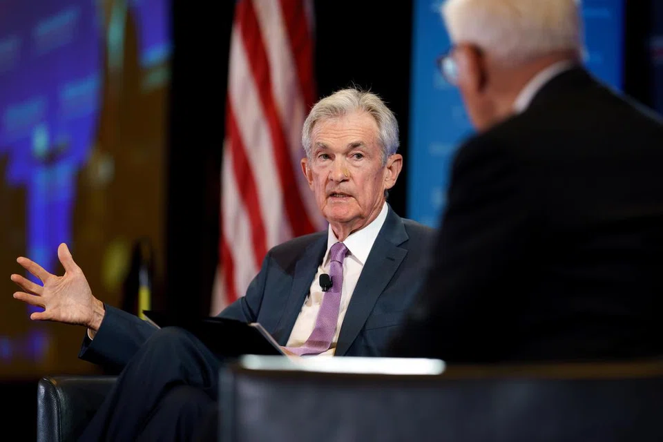Pengerusi Lembaga Simpanan Federal (Fed), Encik Jerome Powell (kiri), berasa ada laluan untuk menurunkan inflasi kembali kepada matlamat 2 peratus secara berterusan tanpa perlu menanggung “rasa sakit dalam pasaran tenaga kerja”.