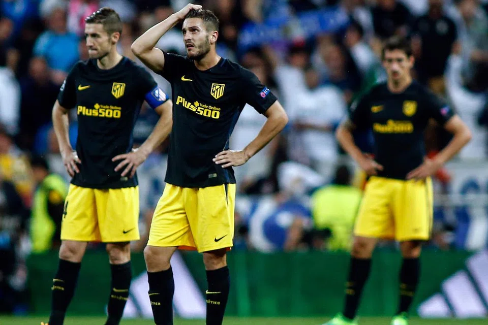 APA SUDAH JADI?: Pemain Atletico Madrid, termasuk bintang midfieldnya, Koke (tengah), kecewa dengan kekalahan mereka. - Foto AFP