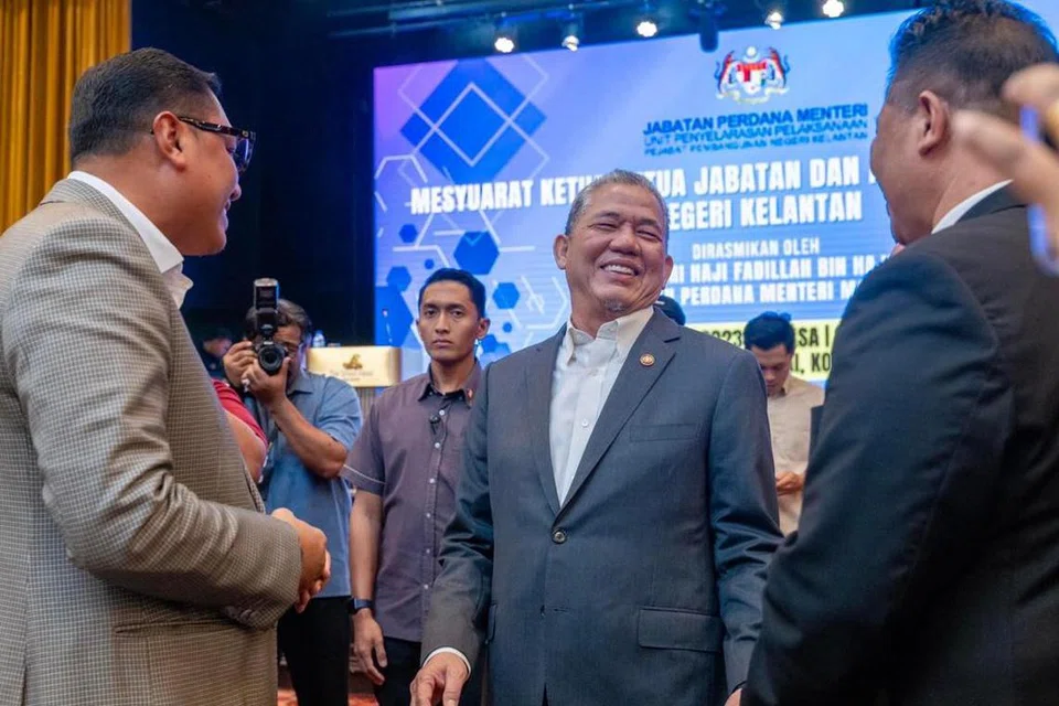SIAP SIAGA: Datuk Seri Fadillah Yusof (tengah) ketika merasmikan mesyuarat ketua jabatan dan agensi persekutuan Kelantan di Kota Bharu pada Selasa. Beliau berkata keselamatan dan kebajikan mangsa banjir perlu dititik berat. 