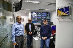 BARISAN PEMIMPIN: (Dari kiri) Pengerusi Diamond Energy, Encik Zainul Abidin Rasheed, Penasihat Kanan, Encik Suryono Darnor, dan Pengasas syarikat Encik Dallon Kay di pejabat Diamond Energy. - Foto BH oleh ARIFFIN JAMAR