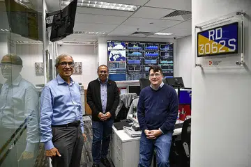 BARISAN PEMIMPIN: (Dari kiri) Pengerusi Diamond Energy, Encik Zainul Abidin Rasheed, Penasihat Kanan, Encik Suryono Darnor, dan Pengasas syarikat Encik Dallon Kay di pejabat Diamond Energy. - Foto BH oleh ARIFFIN JAMAR