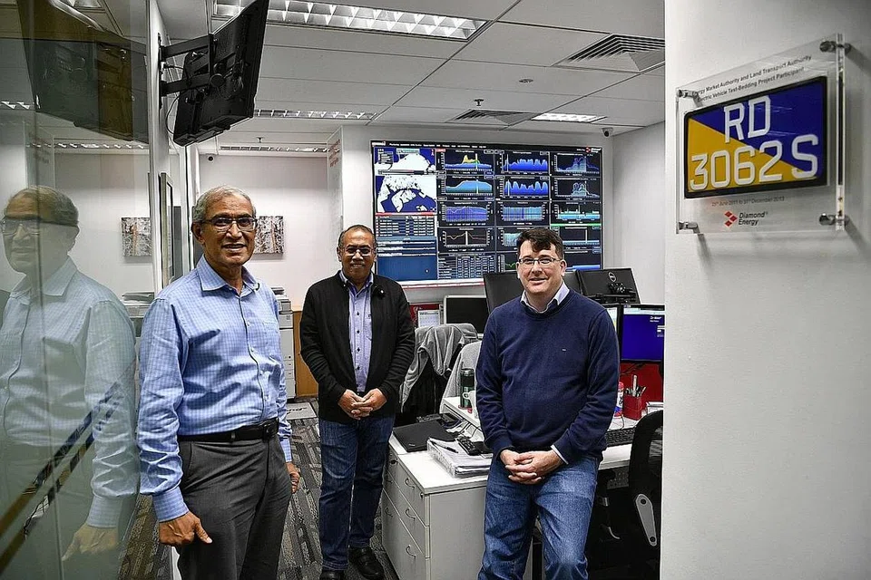 BARISAN PEMIMPIN: (Dari kiri) Pengerusi Diamond Energy, Encik Zainul Abidin Rasheed, Penasihat Kanan, Encik Suryono Darnor, dan Pengasas syarikat Encik Dallon Kay di pejabat Diamond Energy. - Foto BH oleh ARIFFIN JAMAR