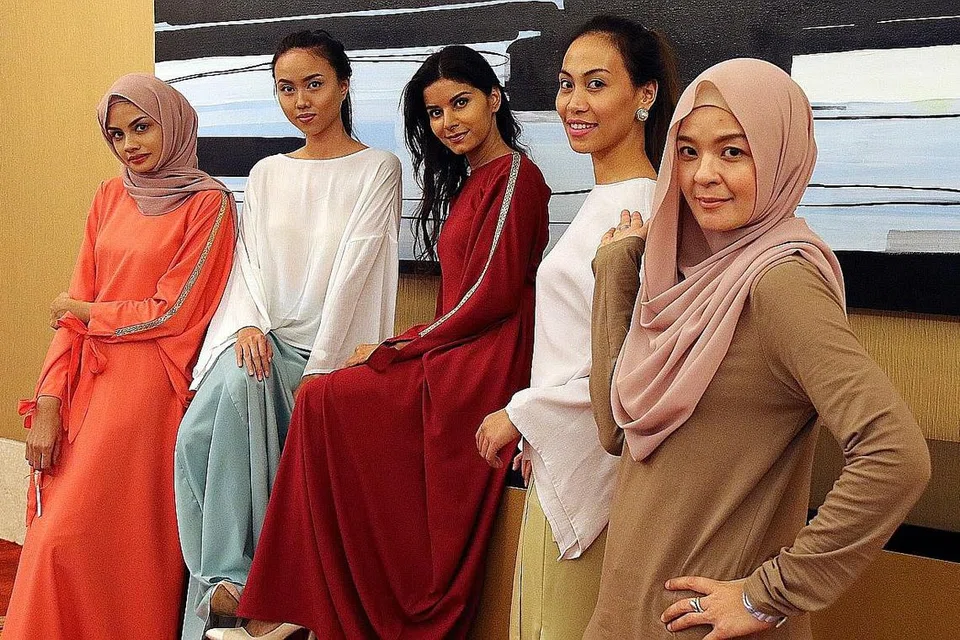 KEMBALIKAN NOSTALGIA: Cik Rosita Hussin (kanan) mengenakan gaya 1970-an kepada koleksi pakaian wanitanya. Rekaannya mengutamakan keselesaan dalam cuaca Singapura. 