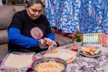 NIAGA MIKRO: Cik Salbiah Said meninggalkan pekerjaannya di sebuah restoran makanan segera kerana masalah kesihatan dan memulakan perniagaan mikro di rumah, Sal Snacks. 