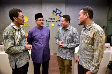 BERSAMA DEKATI GOLONGAN MEMERLUKAN: (Dari kiri) Pengarah Kanan Masjid dan Pembangunan Masyarakat Muis, Encik Mohamad Helmy Mohd Isa; Mufti Dr Fatris; Encik Amrin dan Timbalan Ketua Eksekutif Muis, Encik Mohd Fahmi Aliman, membincangkan bagaimana mereka dapat terus mendekati dan membantu pesalah dan keluarga mereka untuk kembali ke pangkuan masyarakat.- Foto MUIS