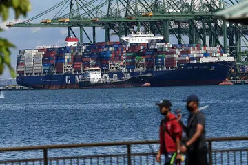 BEKALAN TERJEJAS: Singapura sebagai sebuah hab perkapalan tidak terkecuali dari terjejas dengan gangguan bekalan akibat wabak Covid-19. - Foto AFP