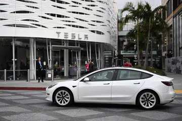 PERMINTAAN KERETA ELEKTRIK BERKURANGAN: Amaran tentang permintaan yang berkurangan bagi kereta elektrik telah menjejas saham sektor kenderaan Amerika Syarikat, yang juga sedang bergelut dengan rundingan meluas dengan kesatuan pekerjanya mengenai gaji. 