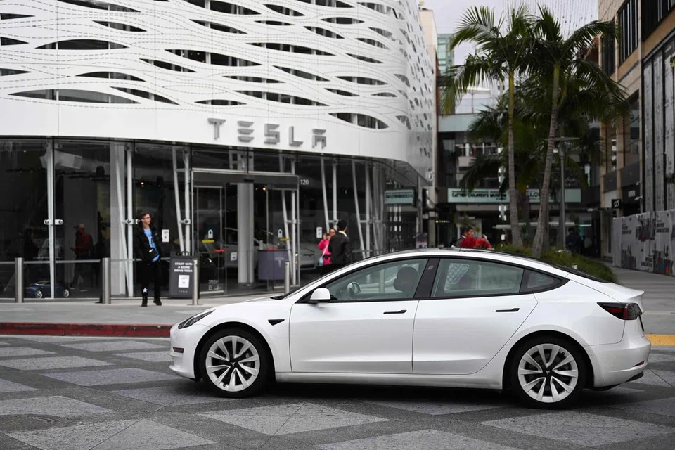 PERMINTAAN KERETA ELEKTRIK BERKURANGAN: Amaran tentang permintaan yang berkurangan bagi kereta elektrik telah menjejas saham sektor kenderaan Amerika Syarikat, yang juga sedang bergelut dengan rundingan meluas dengan kesatuan pekerjanya mengenai gaji. 