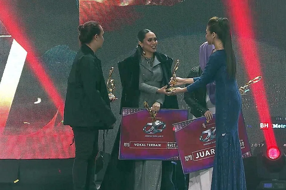 TONTON BERSAMA: Saksikan antara lain filem romantik 'Dubai My Love' dan 'Anugerah Juara Lagu ke-31' (atas) Raya ini. - Foto STARHUB