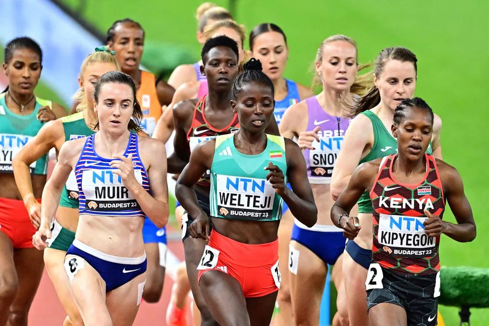SEDAYA UPAYA: Laura Muir (depan, kiri) dari Britain beraksi bersama Diribe Welteji (depan, tengah) dari Ethiopia dan Faith Kipyegon (depan, kanan) dari Kenya dalam final 1,500 meter wanita di Pusat Atletik Nasional, Budapest, Hungary, pada Selasa.