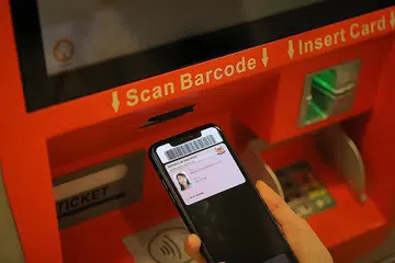 KAD PENGENALAN DIGITAL: Sebagai replika maya, NRIC digital yang bakal digunakan nanti mengandungi foto terkini yang dimuat naik untuk pemeriksaan visual dan kod bar yang boleh diimbas untuk mendapatkan maklumat mengenai seseorang individu. - Foto BH oleh ONG WEE JIN