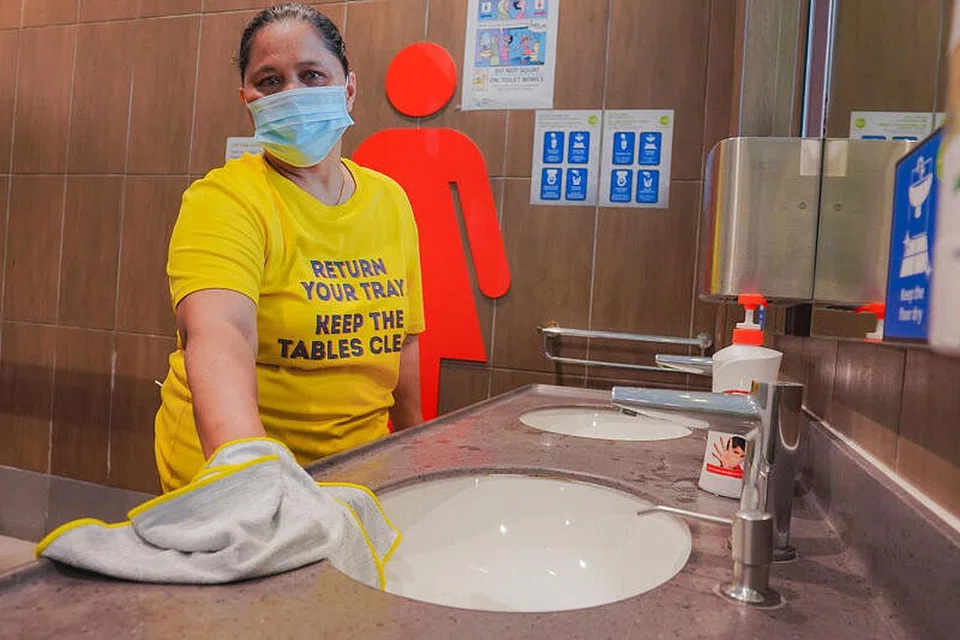 BERSIHKAN DENGAN KERAP: Cik Falemah berkata tandas awam dibersihkan dengan kerap untuk menjamin kesihatan dan keselamatan pengguna. - Foto oleh Nur Diyana Taha 