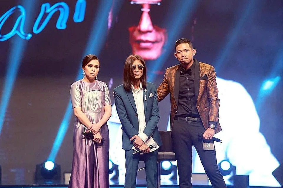 BANGKITKAN SEMANGAT: Zamani (tengah) yang tidak mampu menyanyikan lagu Mengapa Perpisahan Yang Kau Pinta kerana sakit sehingga hilang suaranya diberi galakan meneruskan lagu itu oleh pengacara, Nabil Ahmad (kanan) dan Jihan Muse, yang ikut menyanyi sama. - Foto INSTAGRAM JIHAN MUSE