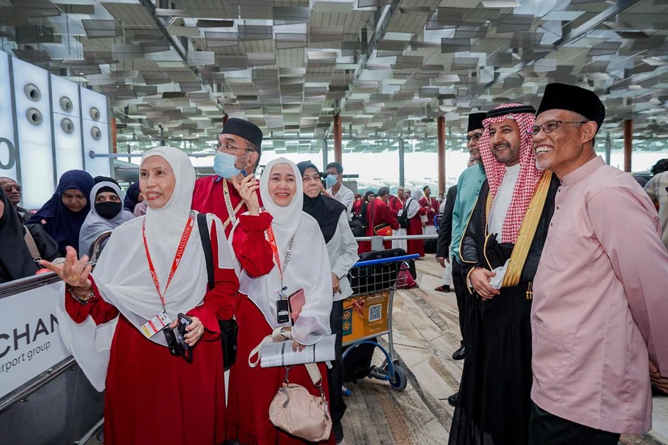 HANTAR JEMAAH: Menteri Bertanggungjawab bagi Ehwal Masyarakat Islam, Encik Masagos Zulkifli Masagos Mohamad (kanan), bersama Duta Besar Arab Saudi ke Singapura, Encik Abdullah Mohammed A. AlMadhi (dua dari kanan), menghantar jemaah haji di Lapangan Terbang Changi pada Isnin