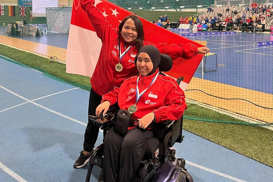 Pemain boccia Singapura, Nurulasyiqah Mohd Taha – bersama rakan tandingannya, Nur Azizah Ahmad Rumzi – menjuarai acara perseorangan BC3 wanita dalam Cabaran Boccia Sedunia Pajulahti di Finland. 