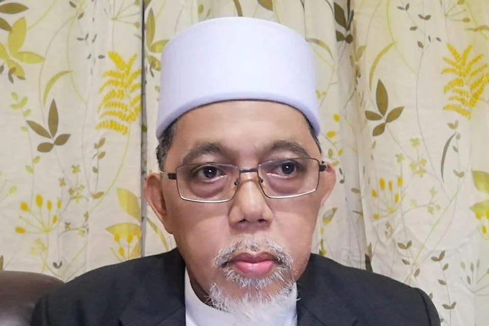 Ustaz Mohamad H Rais lulusan Sarjana Muda bidang teologi dan falsafah daripada Universiti Al-Azhar, Mesir. Beliau merupakan mantan Presiden Kanan Mahkamah Syariah.