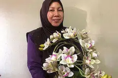WADAH ALTERNATIF: Cik Normah merupakan antara 800 peniaga yang sudah memulakan penjualan di wadah dalam talian, BazaarRia untuk terus mengekalkan perniagaan mereka semasa tempoh yang mencabar ini. - Foto DBS