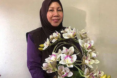 WADAH ALTERNATIF: Cik Normah merupakan antara 800 peniaga yang sudah memulakan penjualan di wadah dalam talian, BazaarRia untuk terus mengekalkan perniagaan mereka semasa tempoh yang mencabar ini. - Foto DBS