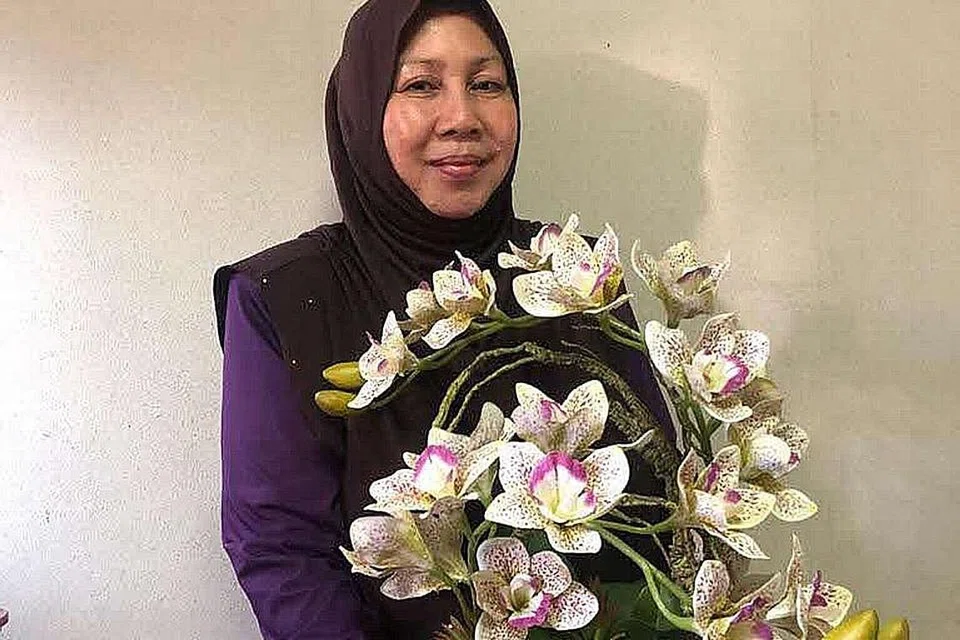 WADAH ALTERNATIF: Cik Normah merupakan antara 800 peniaga yang sudah memulakan penjualan di wadah dalam talian, BazaarRia untuk terus mengekalkan perniagaan mereka semasa tempoh yang mencabar ini. - Foto DBS