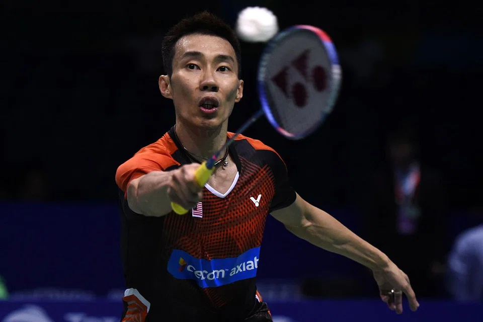 REMBATAN TERAKHIR: Dato' Lee Chong Wei dirakam membalas hantaran Chou Tien Chen dari Taiwan dalam Piala Thomas di Kunshan, wilayah Jiangsu, China, Mei lalu. - Foto AFP