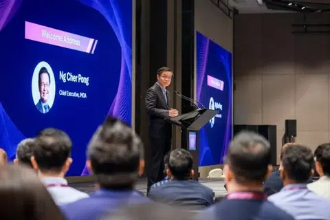 Ketua Eksekutif Penguasa Pembangunan Infokom Media (IMDA), Encik Ng Cher Pong, mengumumkan set permulaan bagi menguji sistem ejen kecerdasan buatan (AI) semasa acara AI Assurance Exchange: The Agentic AI Edition yang diadakan di Novotel Singapore on Steven pada 14 Oktober.