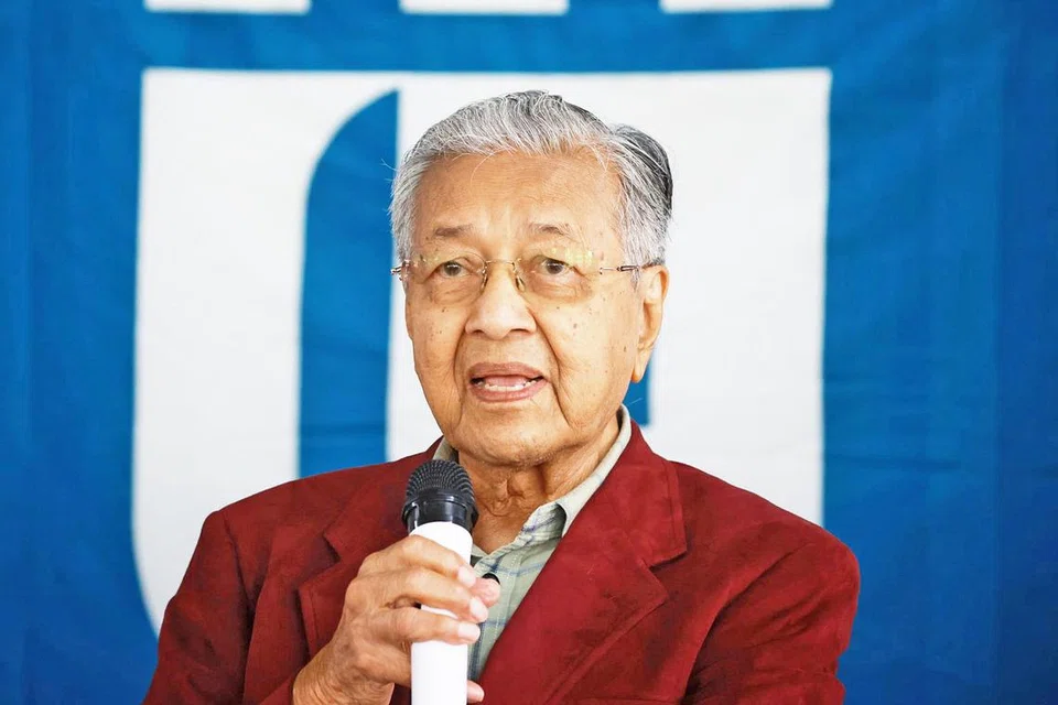 TUN DR MAHATHIR MOHAMAD: Dipetik sebagai berkata beliau mendapat maklumat bahawa Datuk Anwar dan Datuk Ahmad Zahid sudah mengadakan perbincangan untuk bekerjasama. - Foto BH oleh JASON QUAH